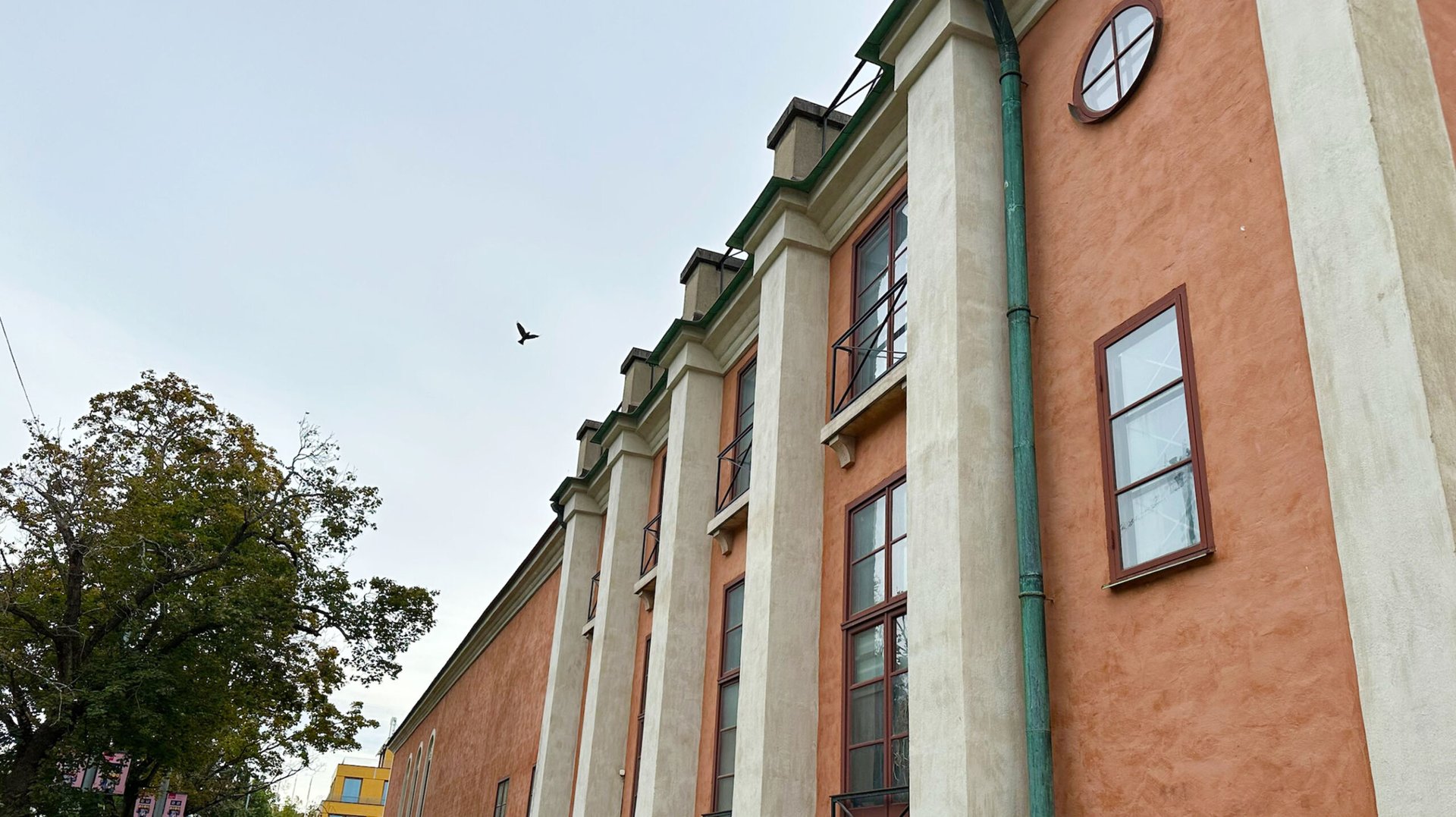 Liljevalchs fasad i ljusröd och gråvit puts. 