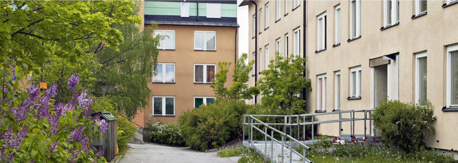 Husfasader med en ramp i metall i fastigheten Tempelriddarorden där Ebab medverkat i utbytet av ventilationsaggregat. 