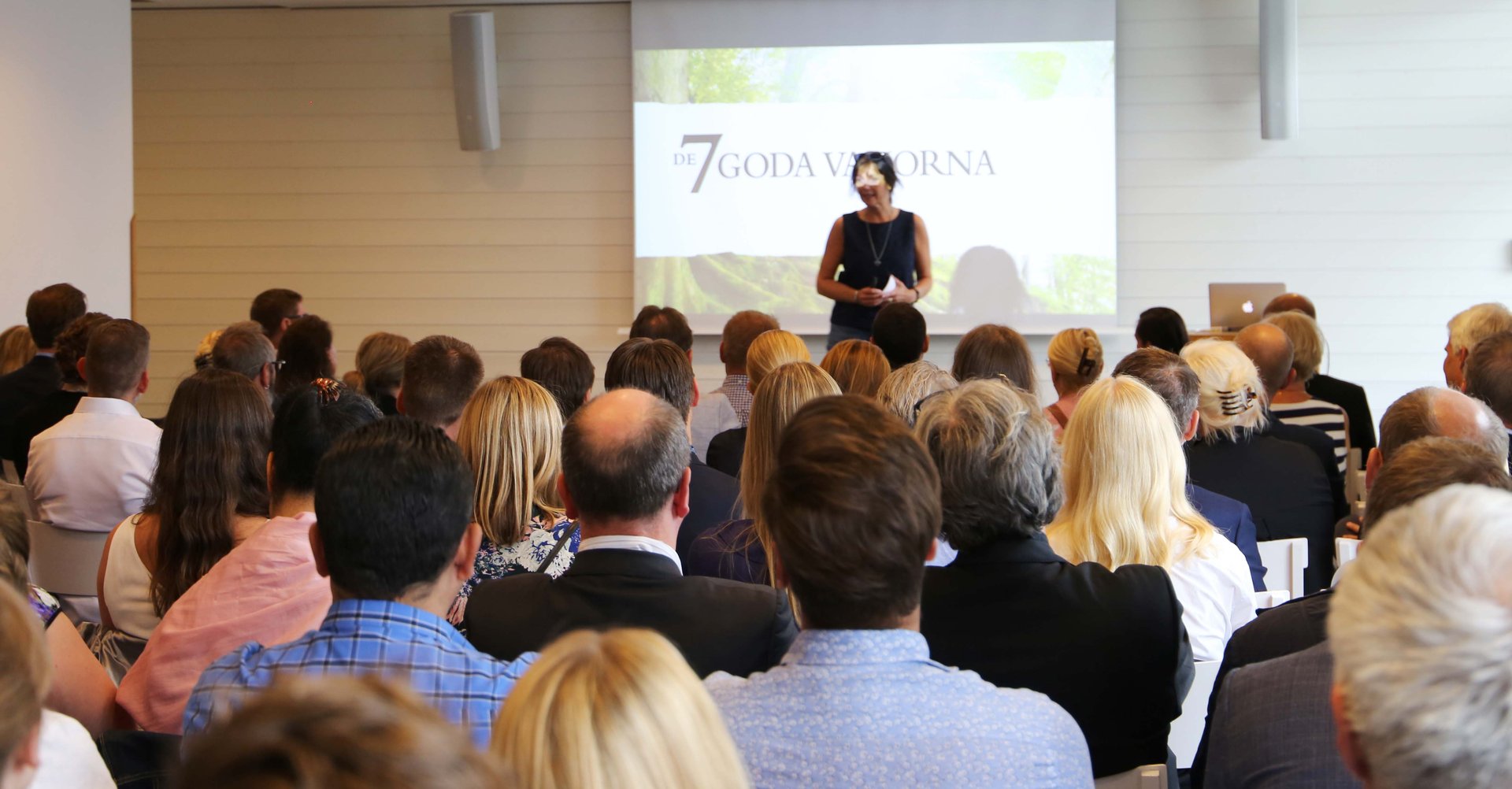 En föreläsning inför en större grupp människor om de 7 goda vanorna.